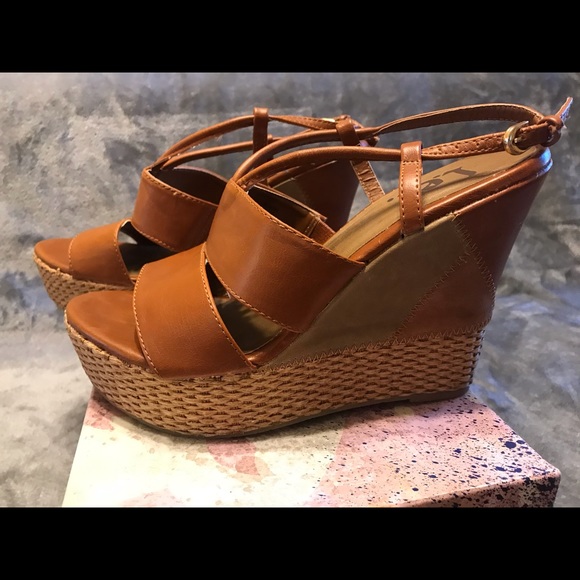 SALE! L.E.I. - Platform Sandal 🏝 - Picture 1 of 5